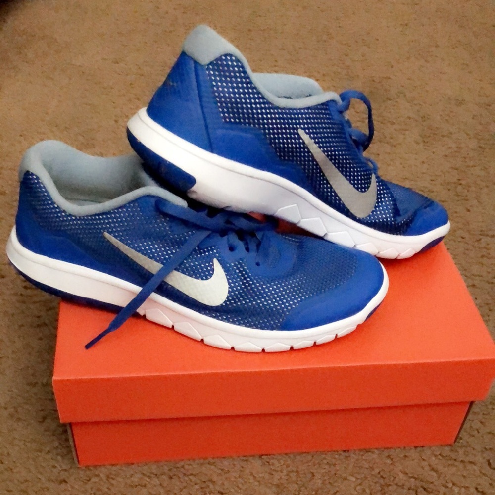 Nike shoes size 7 wear once.